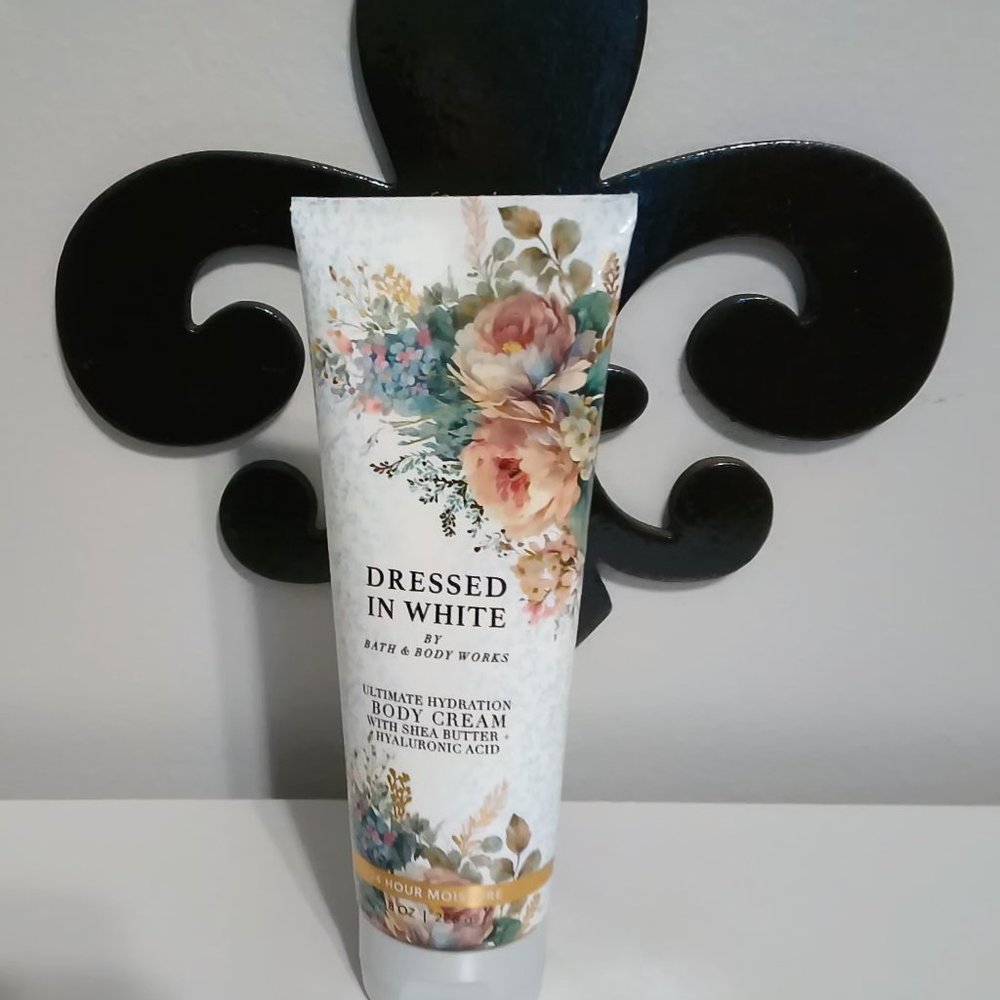 Bath and body works Dressed in White - Picture 2 of 3